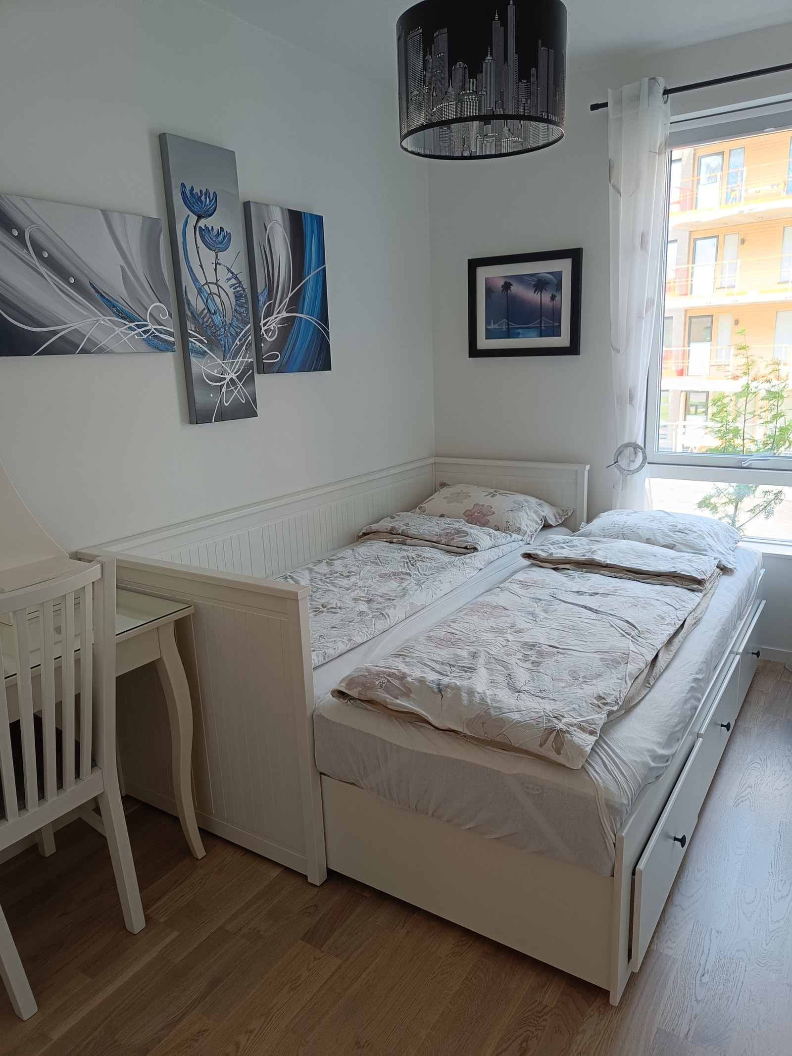 Seng lille soverom - 90cm bredde pr seng. Her er det også et sminkebord som ikke kommer helt frem på bildet. Galleribilde