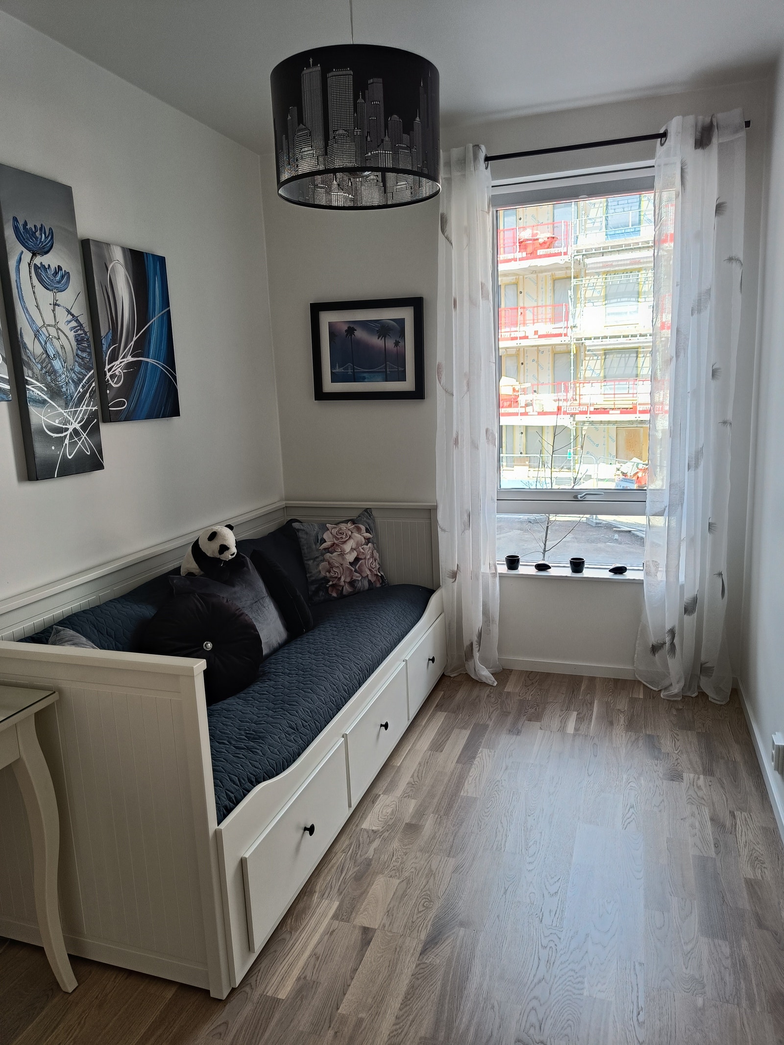 Seng lille soverom - 90cm bredde pr seng. Her er det også et sminkebord som ikke kommer helt frem på bildet. Galleribilde