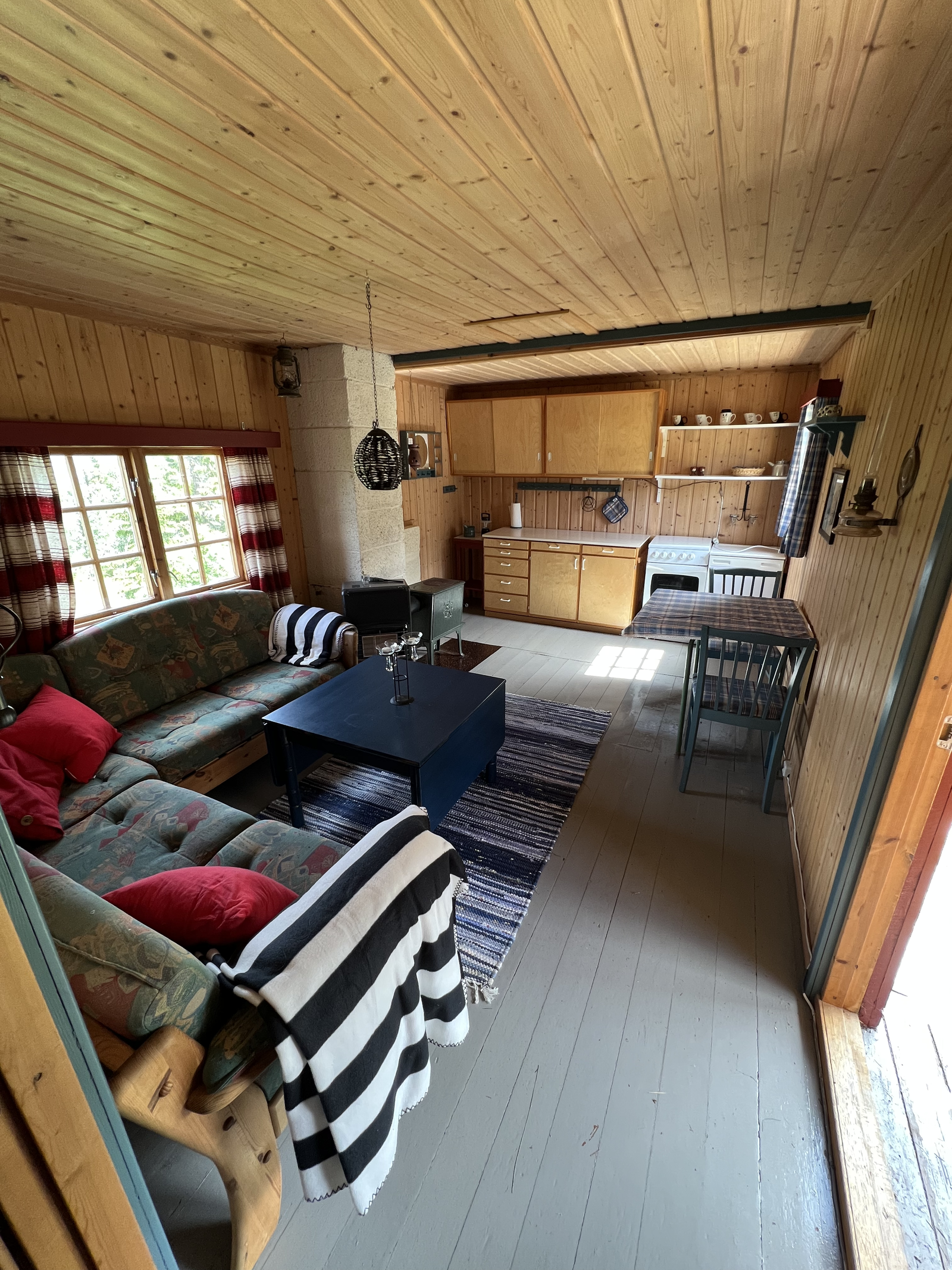 Oppholdsrom med sofagruppe og kjøkken Galleribilde