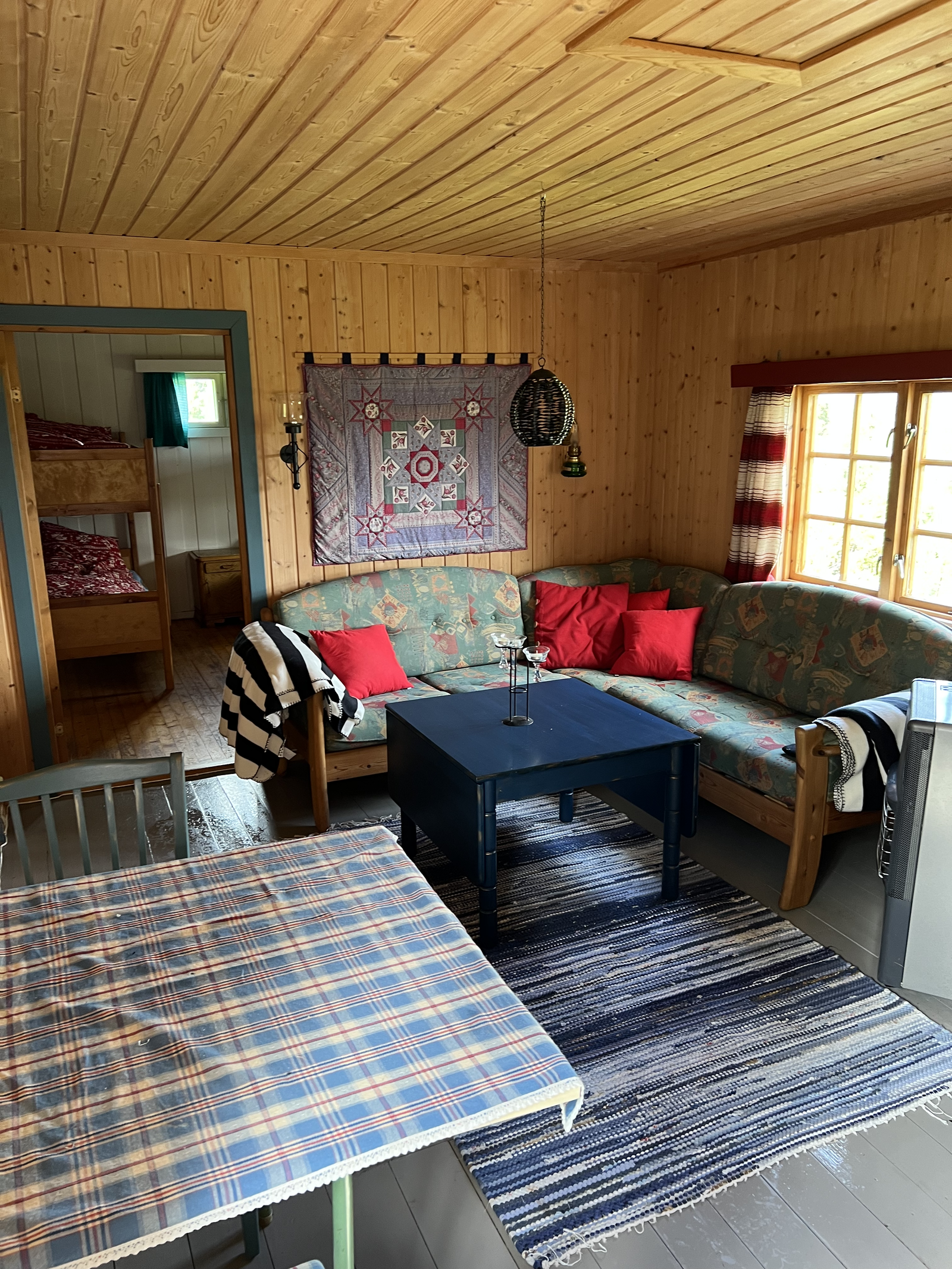 Stua er ordentlig hyttekos Galleribilde