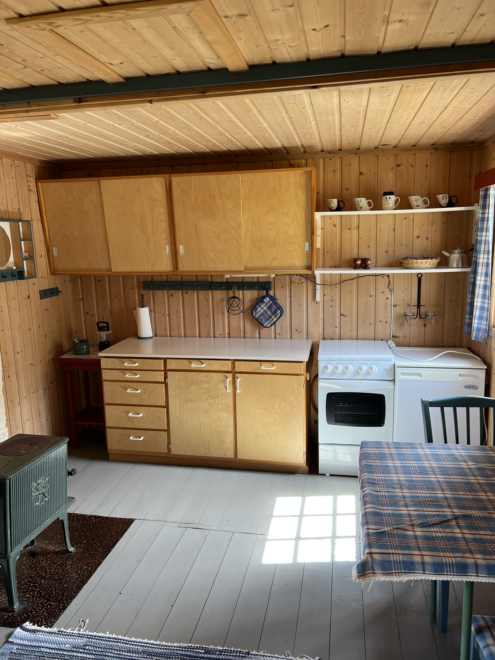 Kjøkken med gassovn og gasskjøleskap Galleribilde