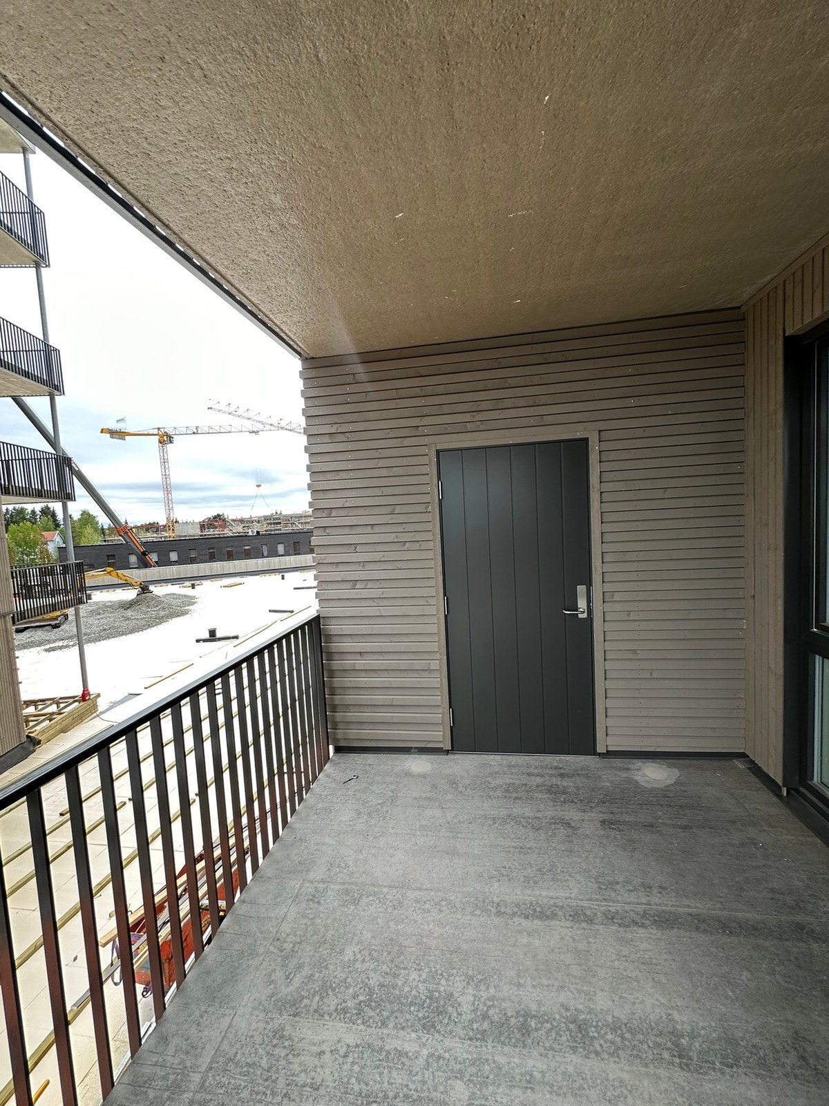 Balkong med parkanlegg i bakgrunn Galleribilde