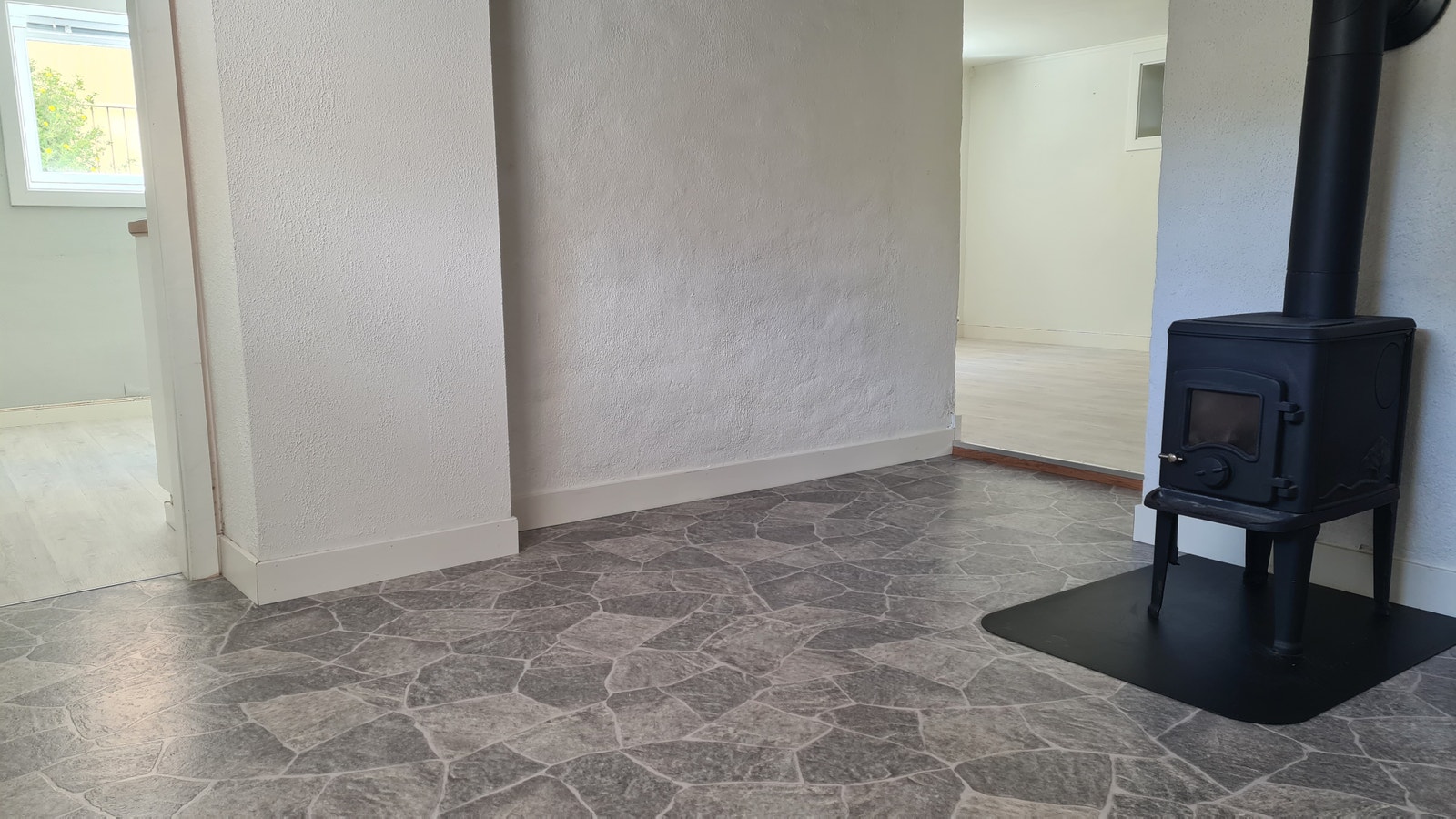 Mellomstue med liten vedovn. Galleribilde