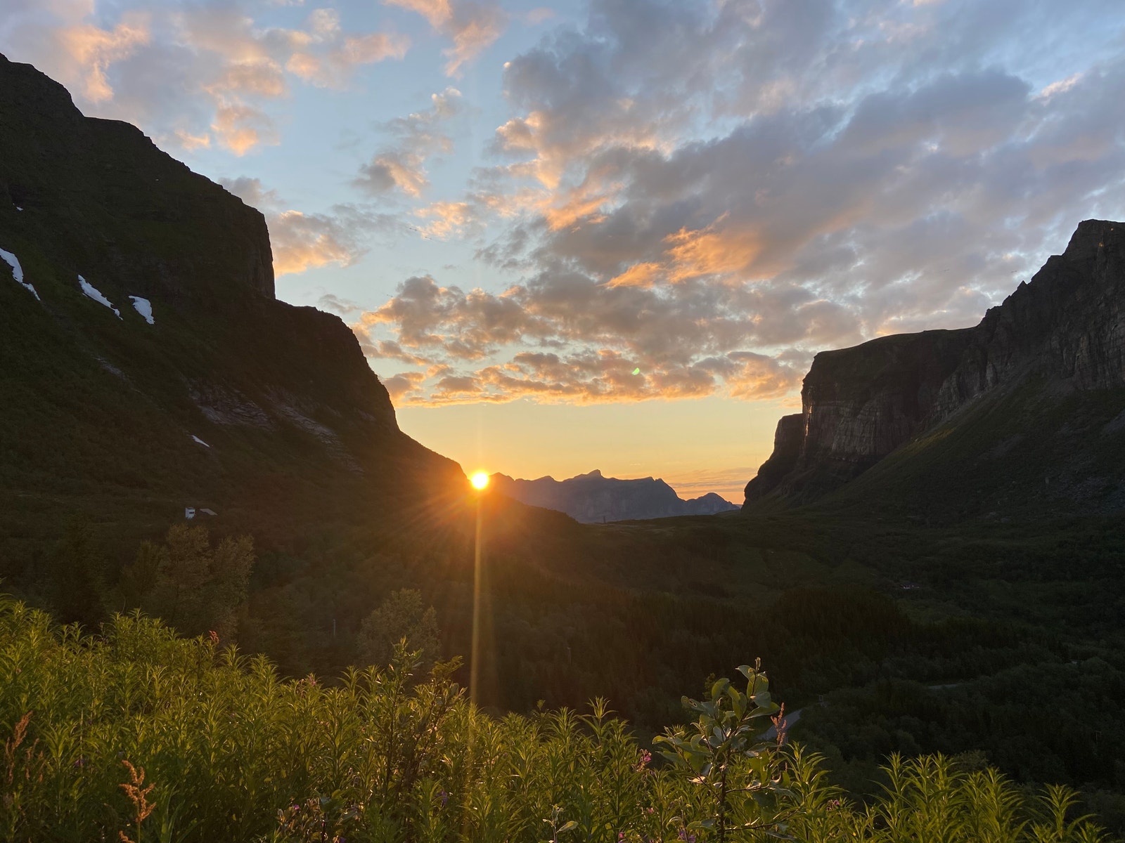 Meløy har flotte fjell med havutsikt og er også et ski-eldorado Galleribilde