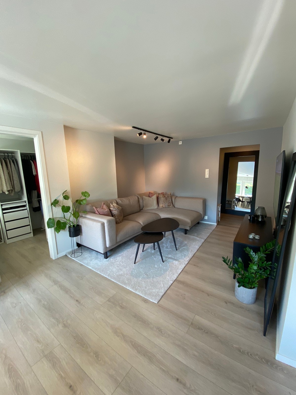 I stuen er det god plass til sofagruppe og stuebord Galleribilde