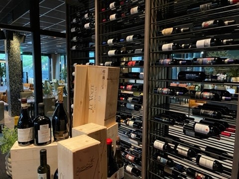 Vinavdeling med ca 3000 vinflasker Galleribilde