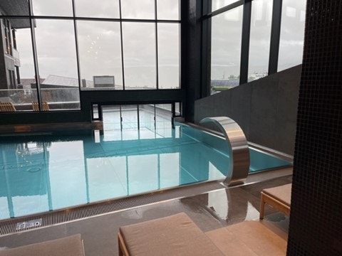 Her kan man svømme innenfra og ut. Servering etter 14.00 Galleribilde