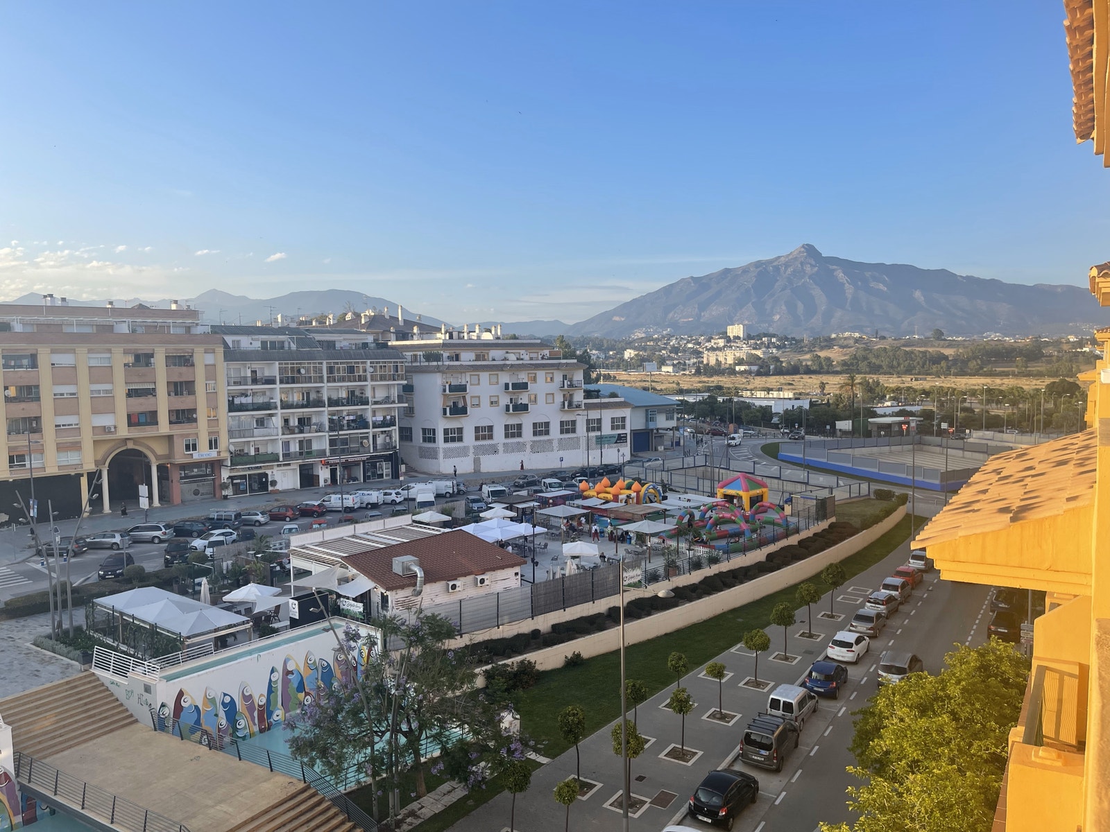 Terrasse med by og fjellutsikt Galleribilde