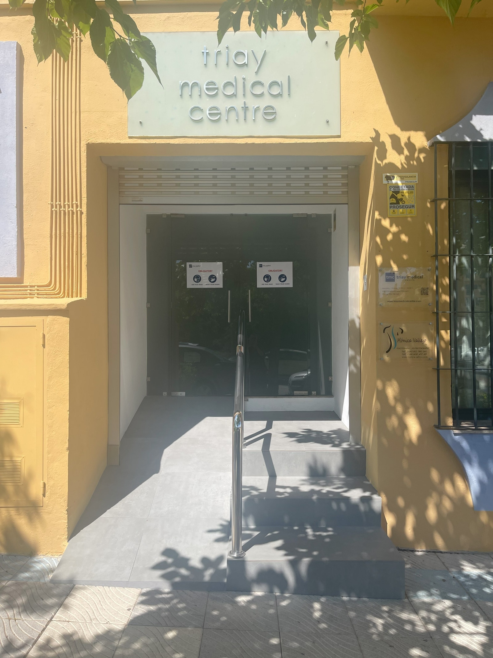 Triay Medical centre i samme blokk Galleribilde