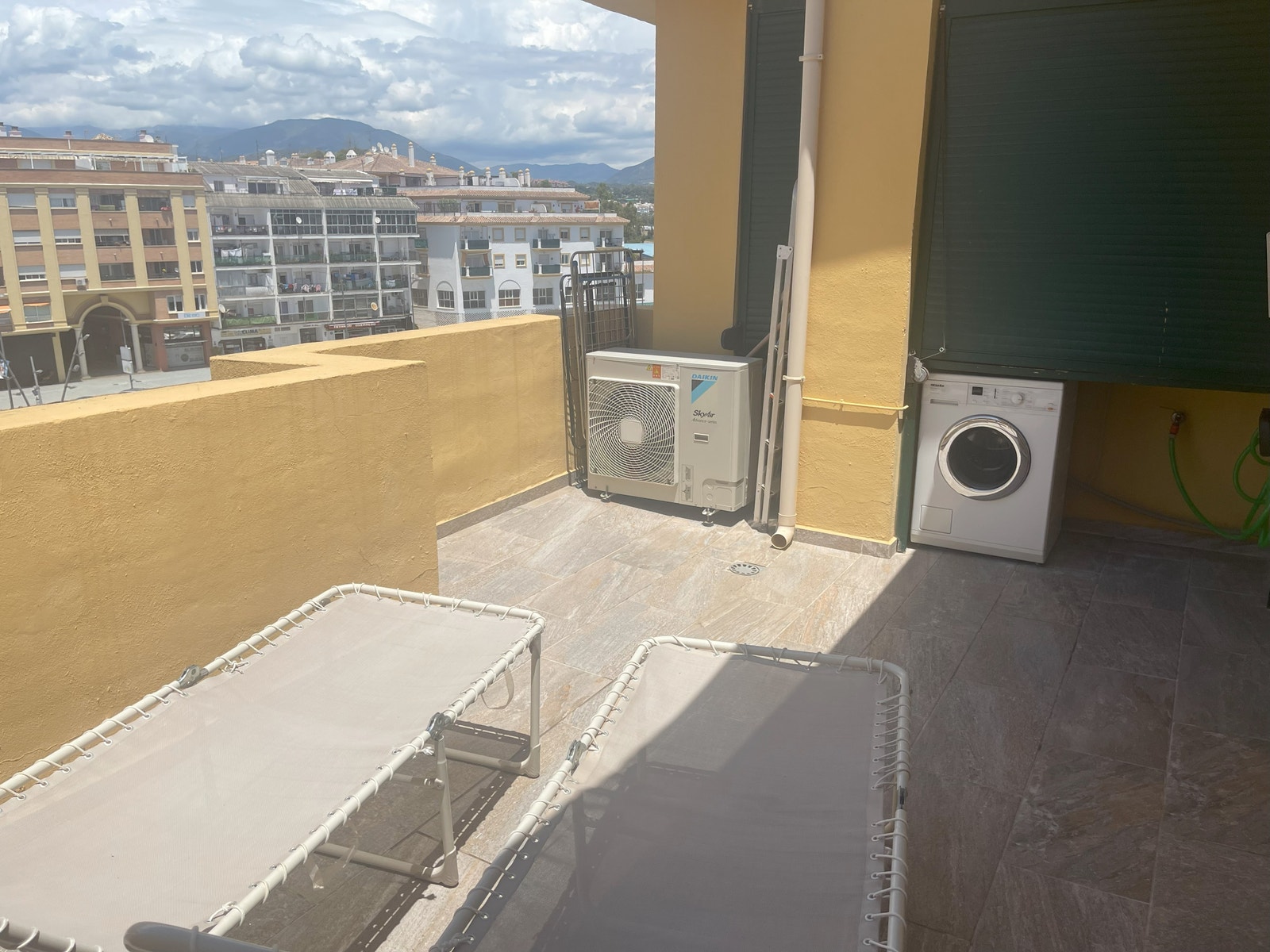 Terrasse med by og fjellutsikt Galleribilde