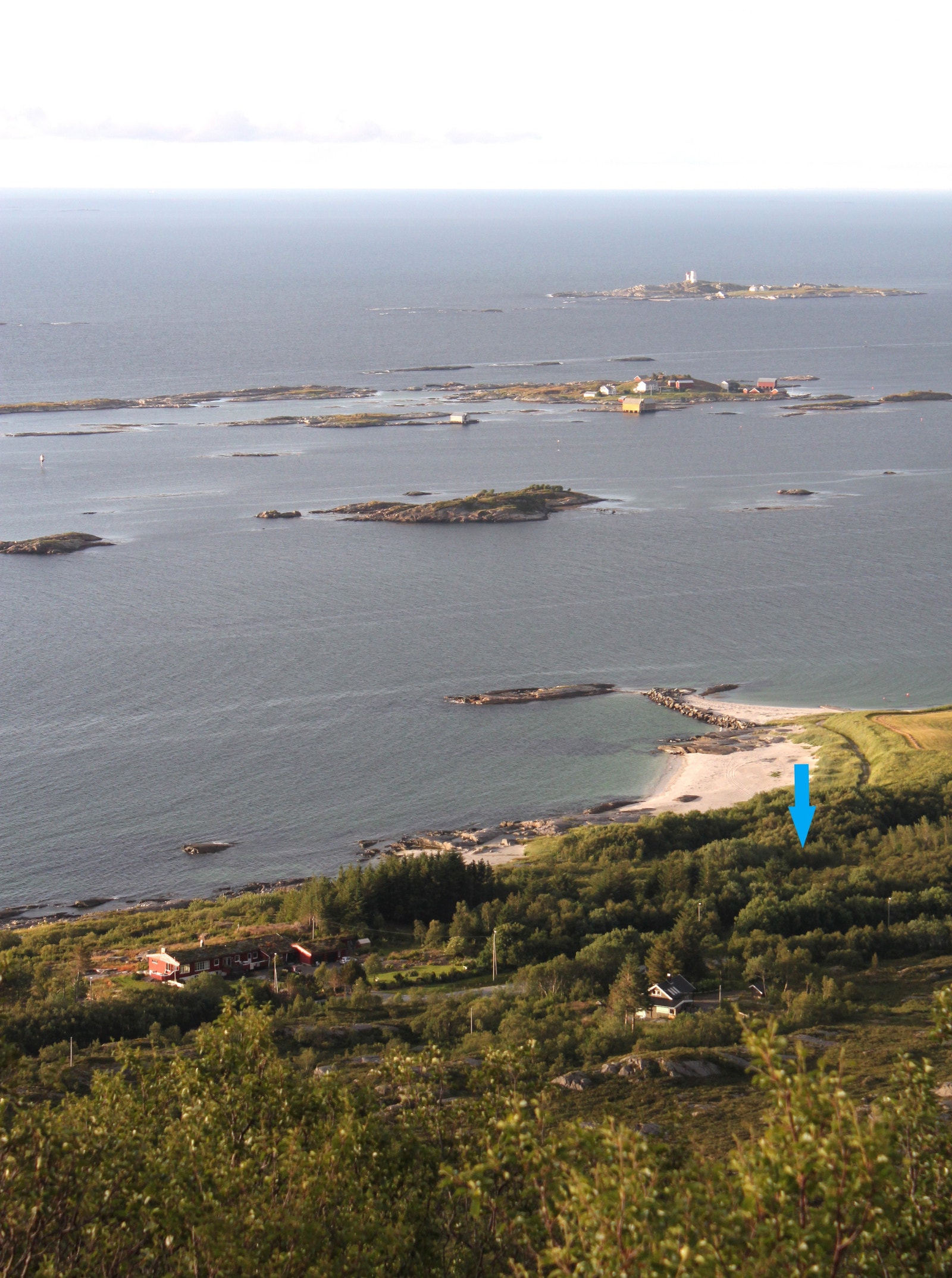 Utsikt fra fjellet mot tomtene, Brukafjøra og holmene Galleribilde
