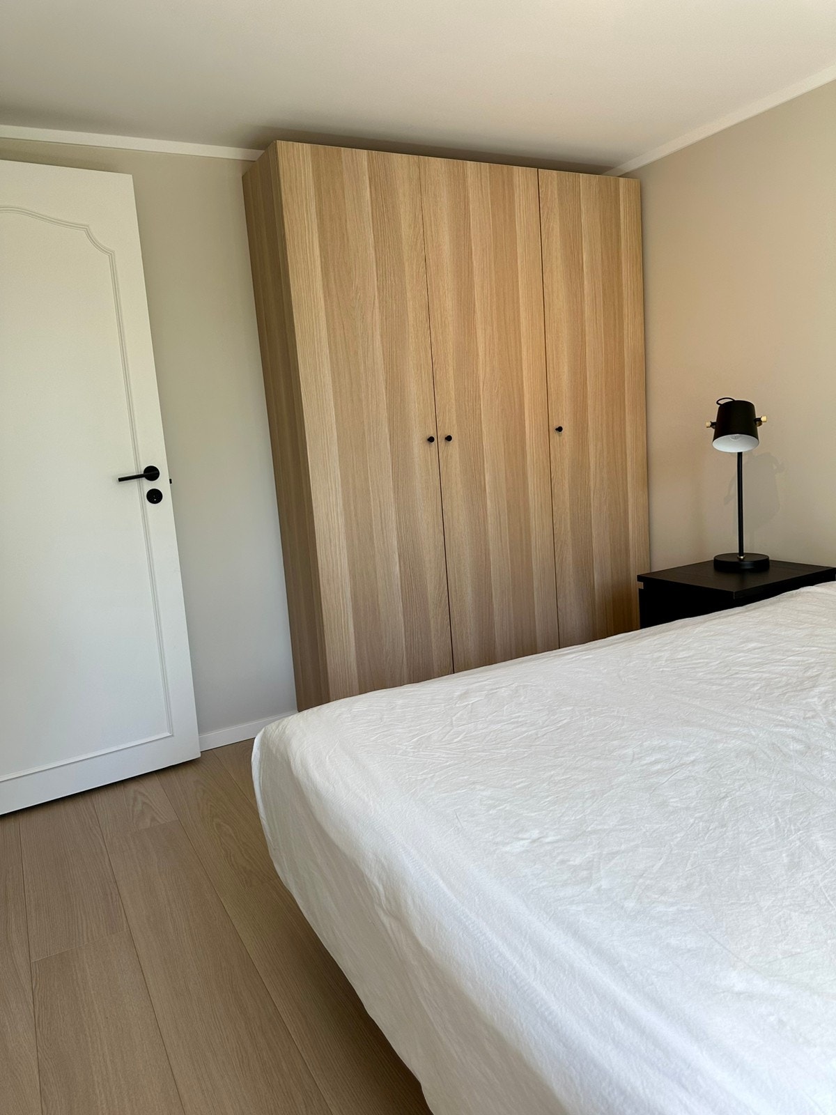 Godt med garderobeskap (150 cm) på soverom. Galleribilde