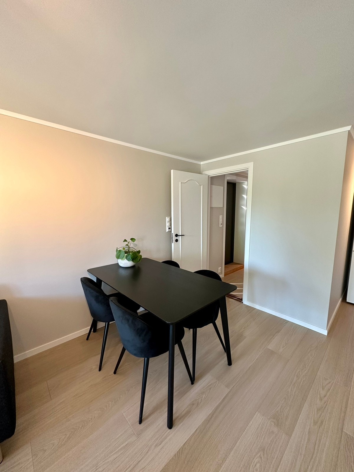 Spiseplass. Spisebord og spisestoler følger med. Galleribilde