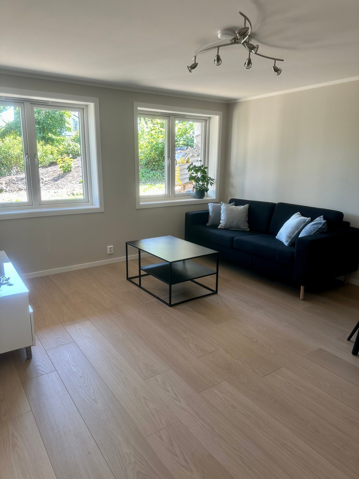 Sofa og sofabord følger med. Gulvvarme i alle rom (unntatt soverom) Galleribilde