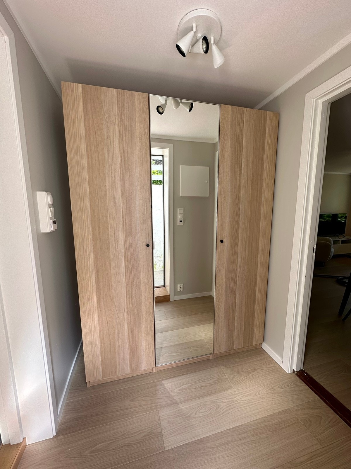 Vindfang med godt med garderobeskap (150 cm) Galleribilde