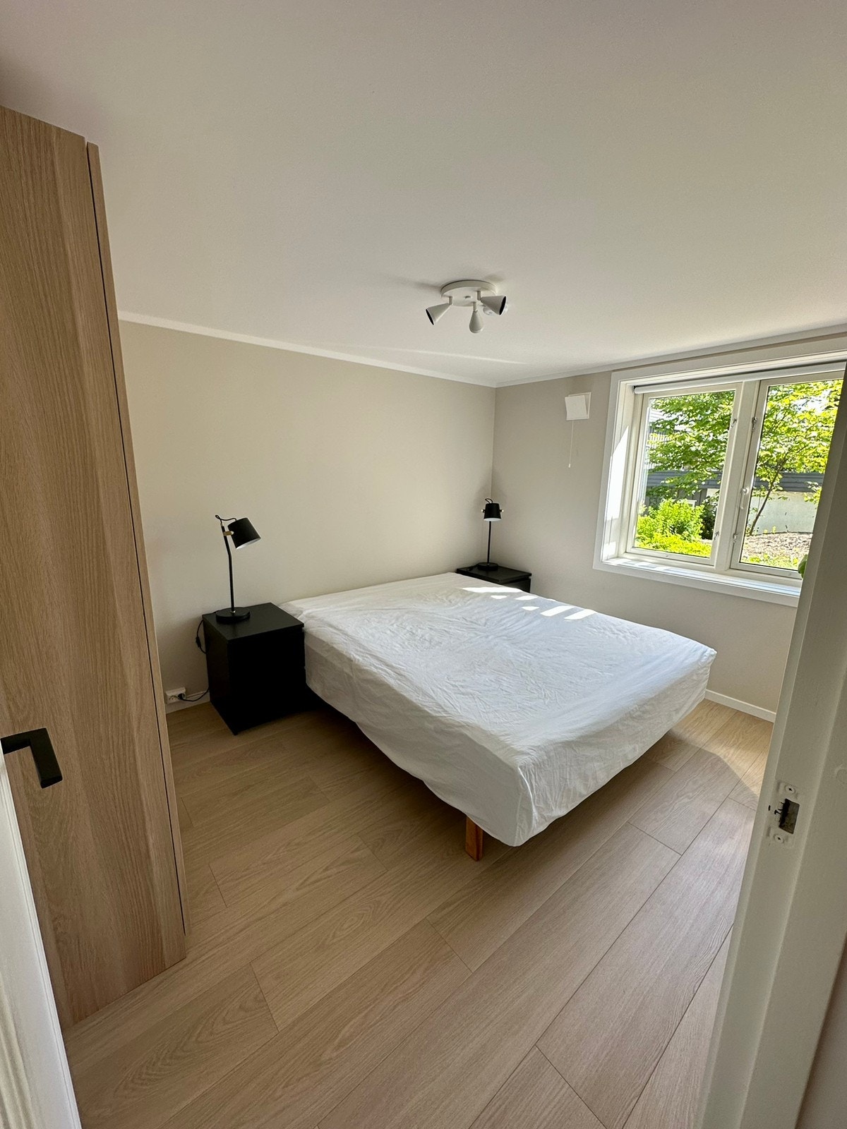 Romslig soverom. Seng 160 cm, nattbord og lamper følger med. Galleribilde