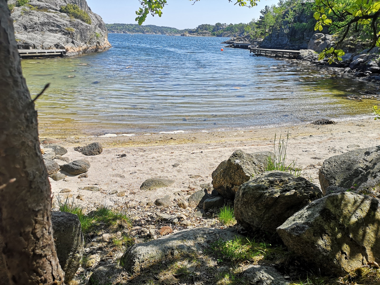 Sandstrand, brygge ute t.h Galleribilde