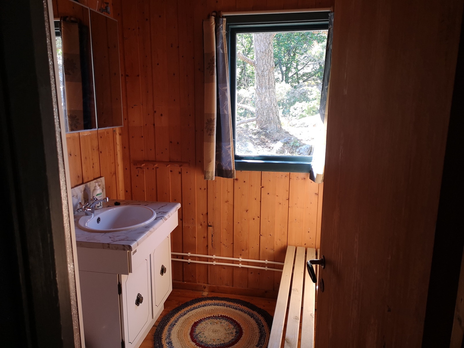 Badet m/hyttedusj Galleribilde