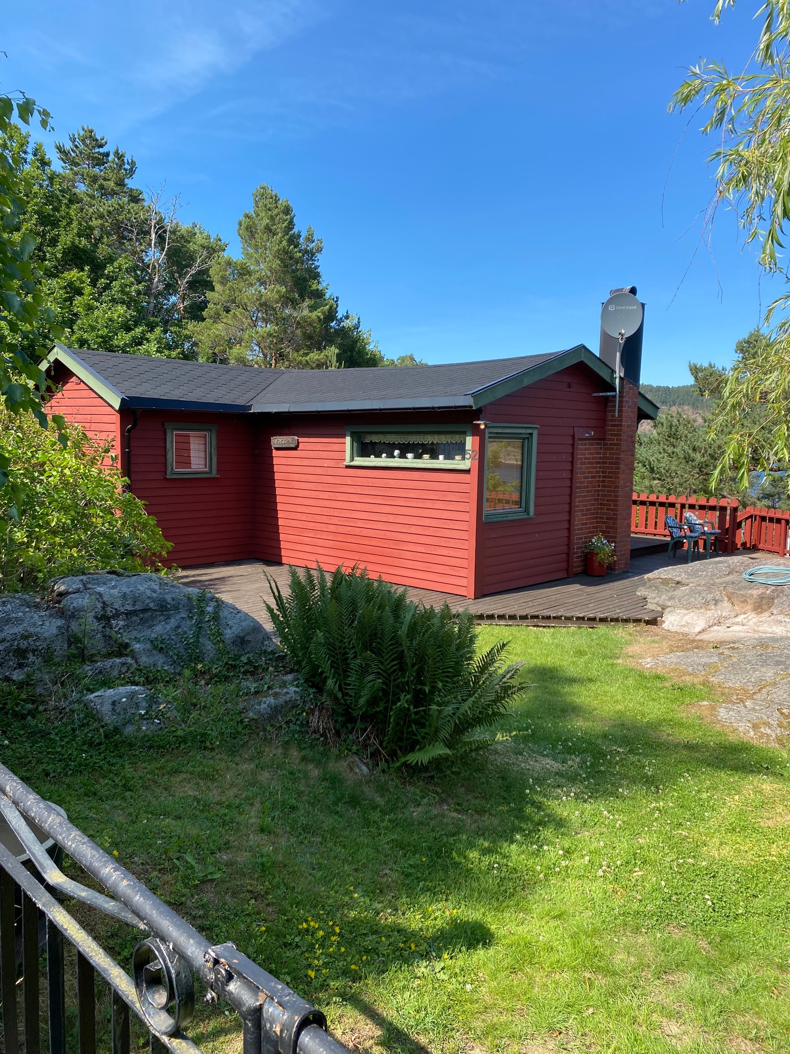 Stor terrasser og plen rundt hytta. Galleribilde