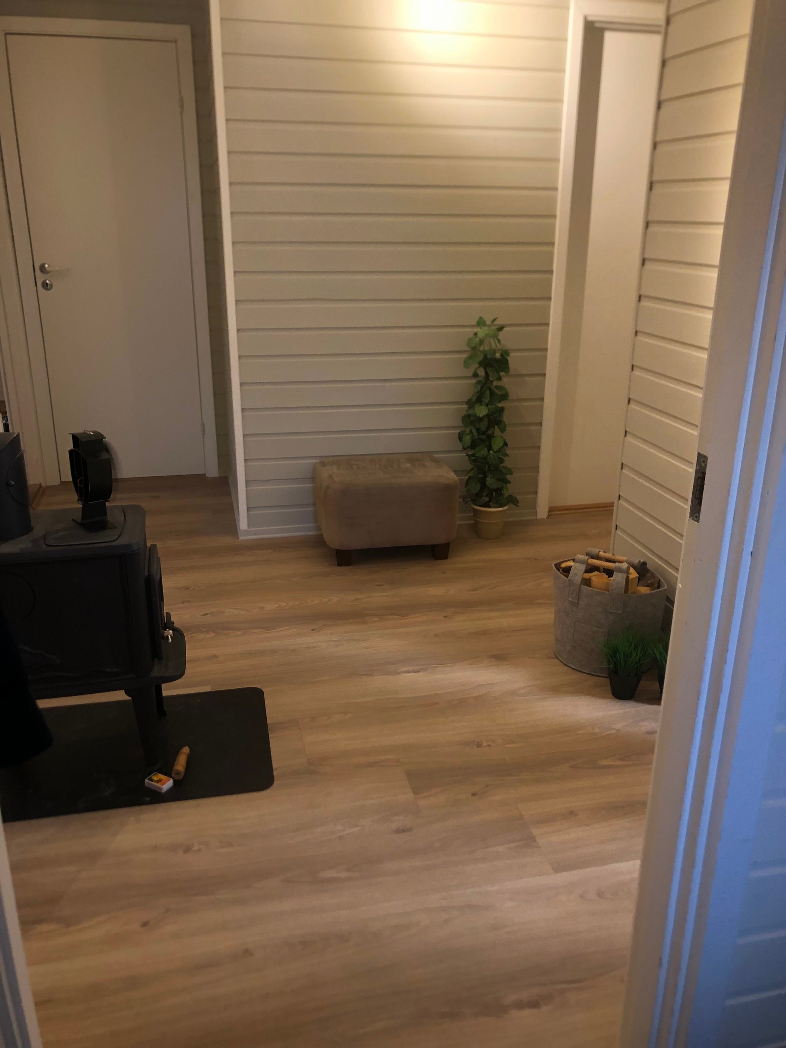 Stor gang i hjertet av leiligheten, med vedovn Galleribilde