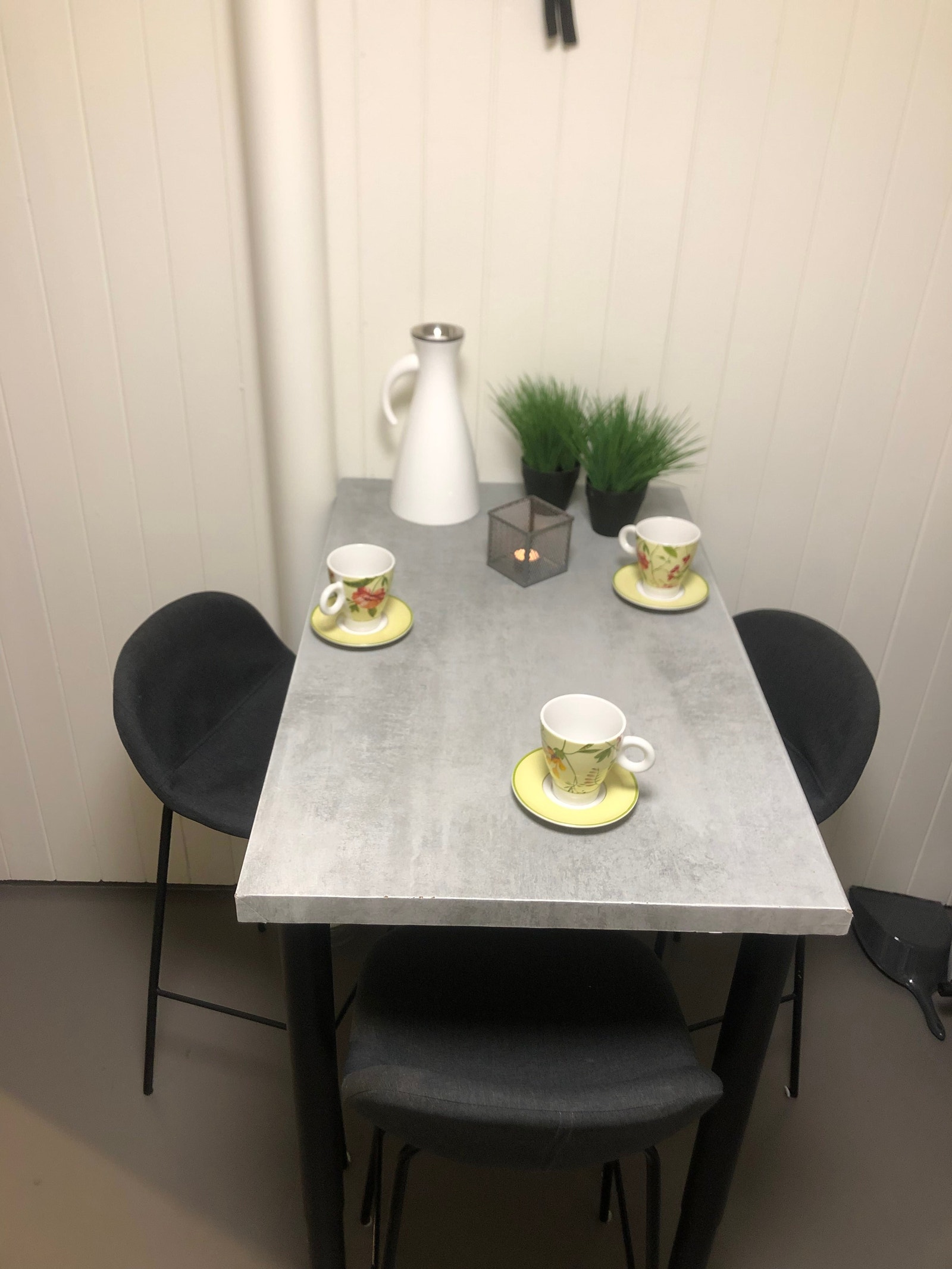 Kjøkkenbord og stoler Galleribilde