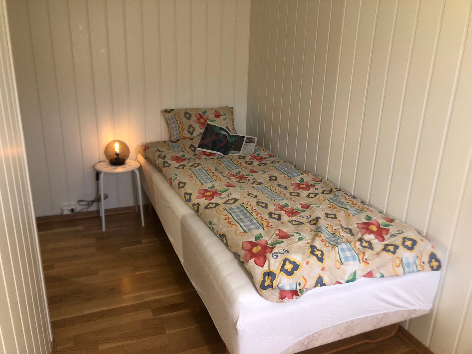 Rom 1. Det minste rommet, ca 8 km2. Møblert med seng (90cm), pult, stol
garderobeskap og en liten kommode. Utleid Galleribilde