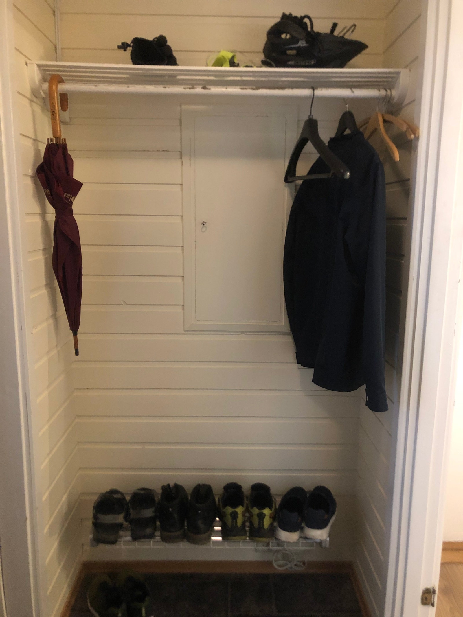 Plass til jakker og sko i vindfanget Galleribilde