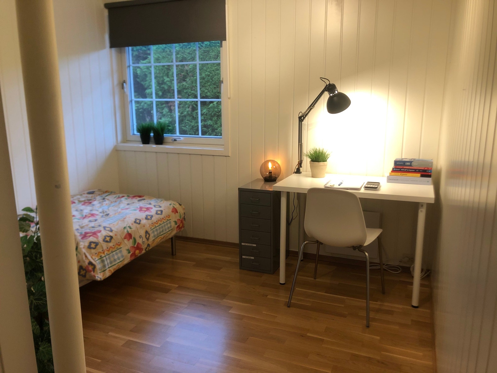 Rom 2. Stort vindu. Galleribilde