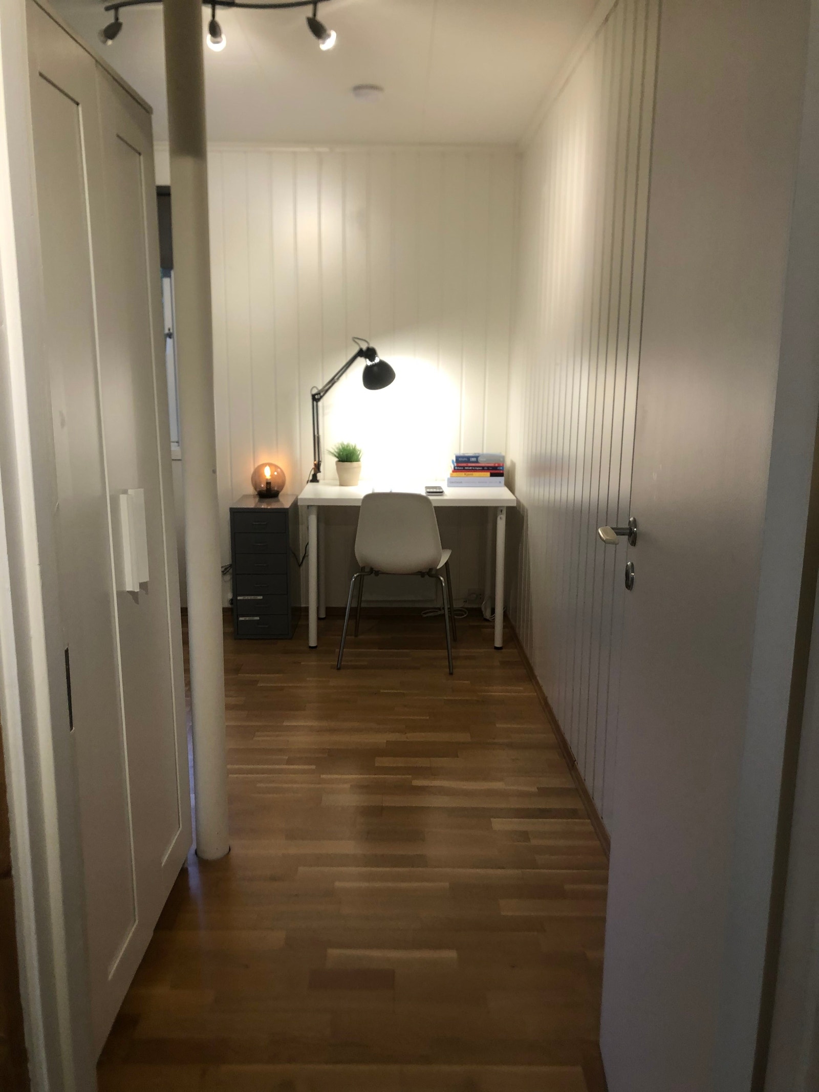 Rom 2. Det mellomste rommet, ca 10 km2. Møblet med seng (90cm), pult, stol, garderobeskap og en liten kommode. Ledig fra nå. Galleribilde