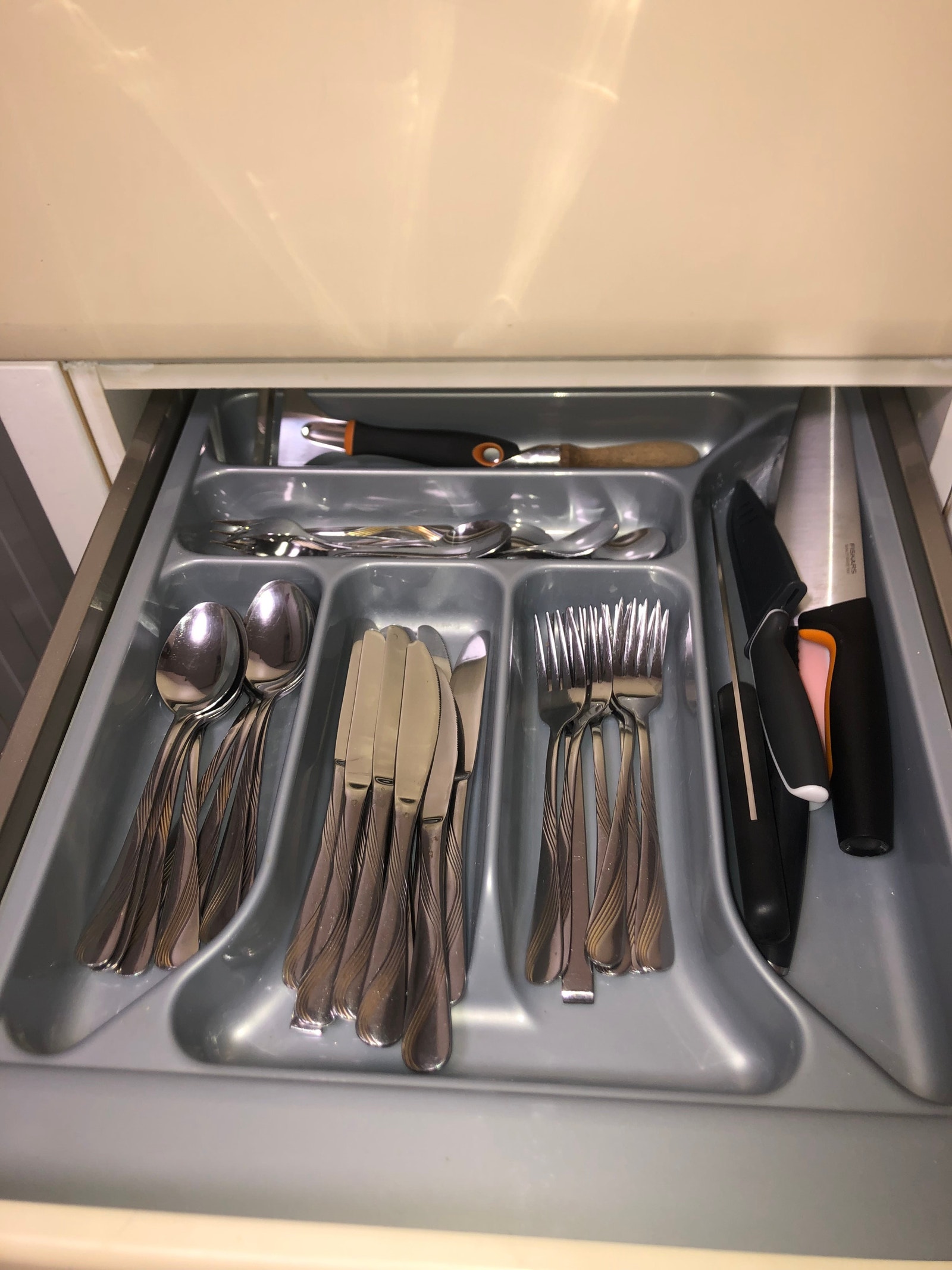 Bestikk, kniver og div Galleribilde