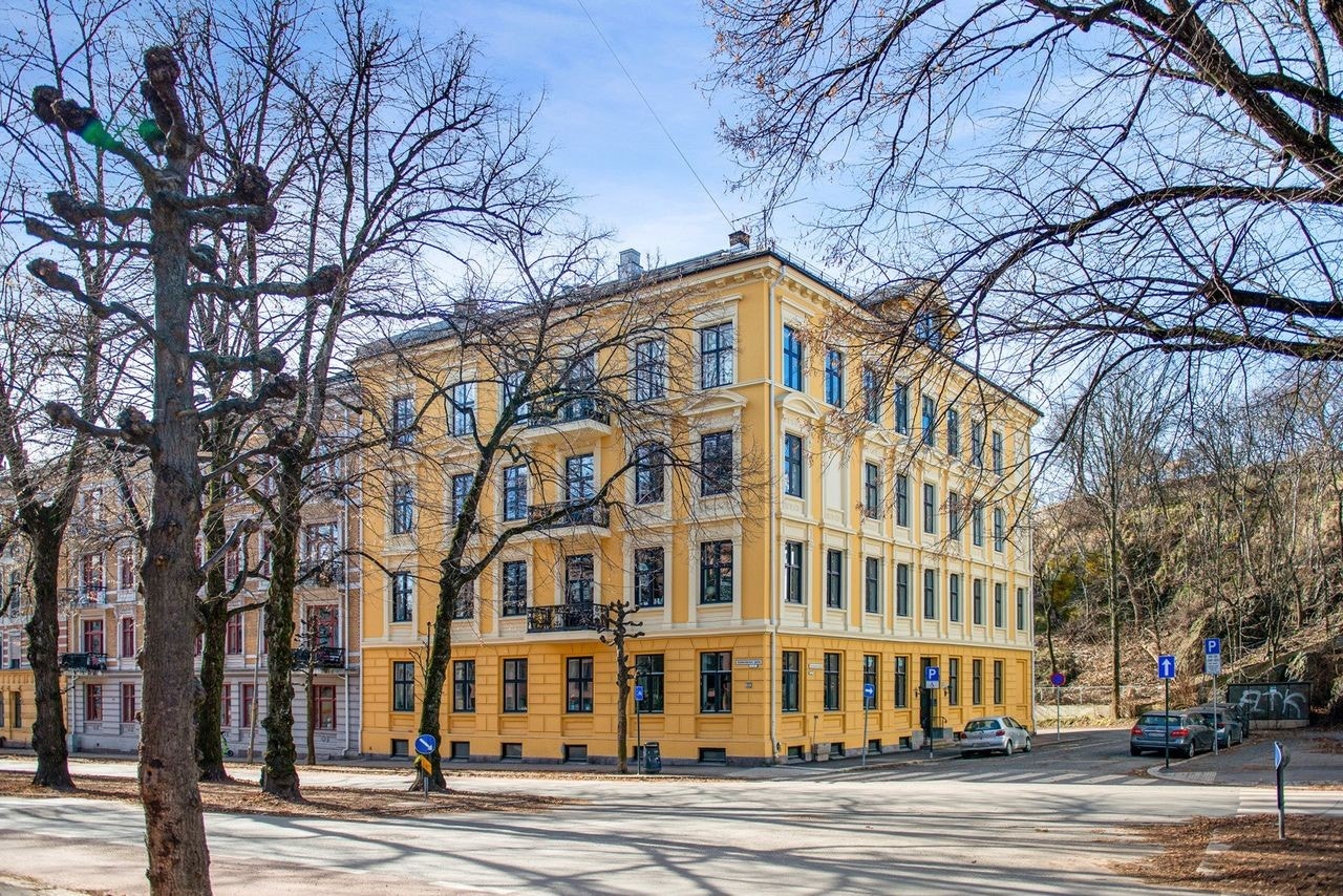 Vakker bygård i flotte Gyldenløves Gate Galleribilde
