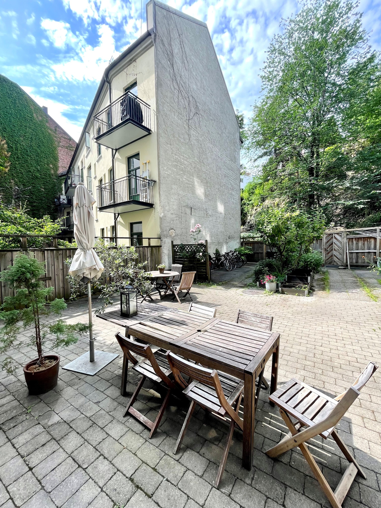 Felles bakgård (1/2) - her kan du koble av, nyte måltider med venner Galleribilde
