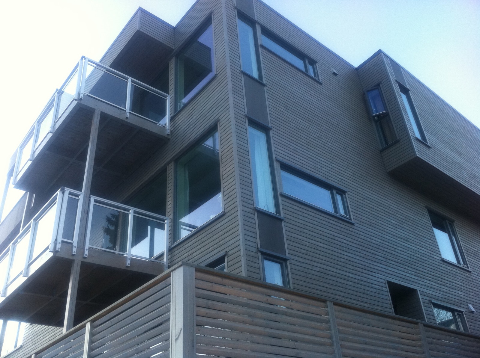 Huset sett fra nordøst. Leiligheten er i midten Galleribilde