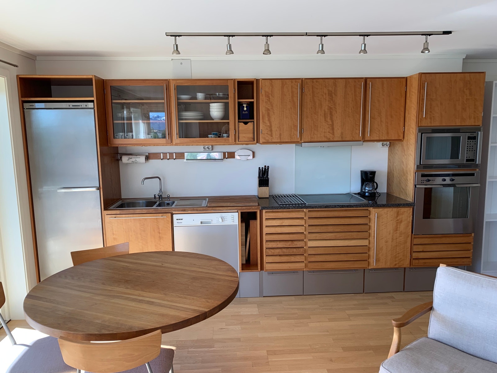 Unoform kjøkken og spesiallaget kjøkkenbord med 6 stoler Galleribilde