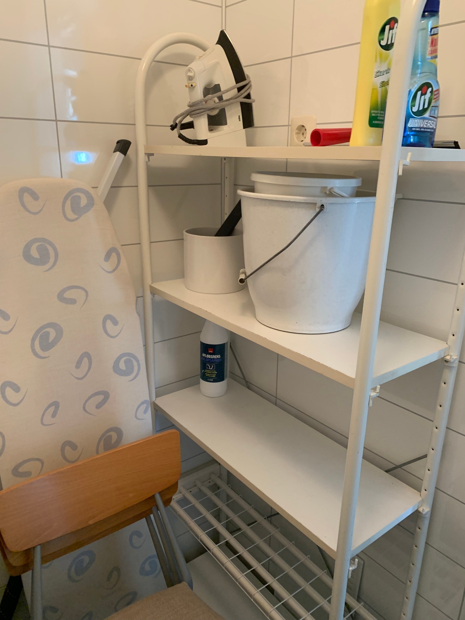 Vaskerom med lagerplass Galleribilde