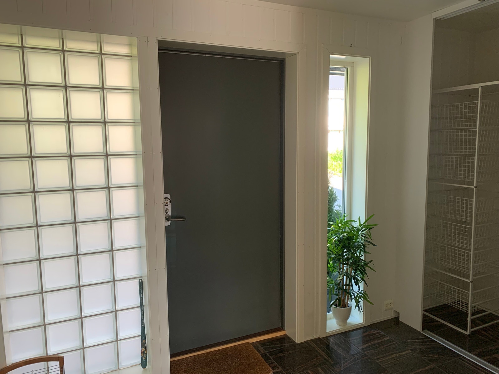 Ytterdør sett fra gang Galleribilde