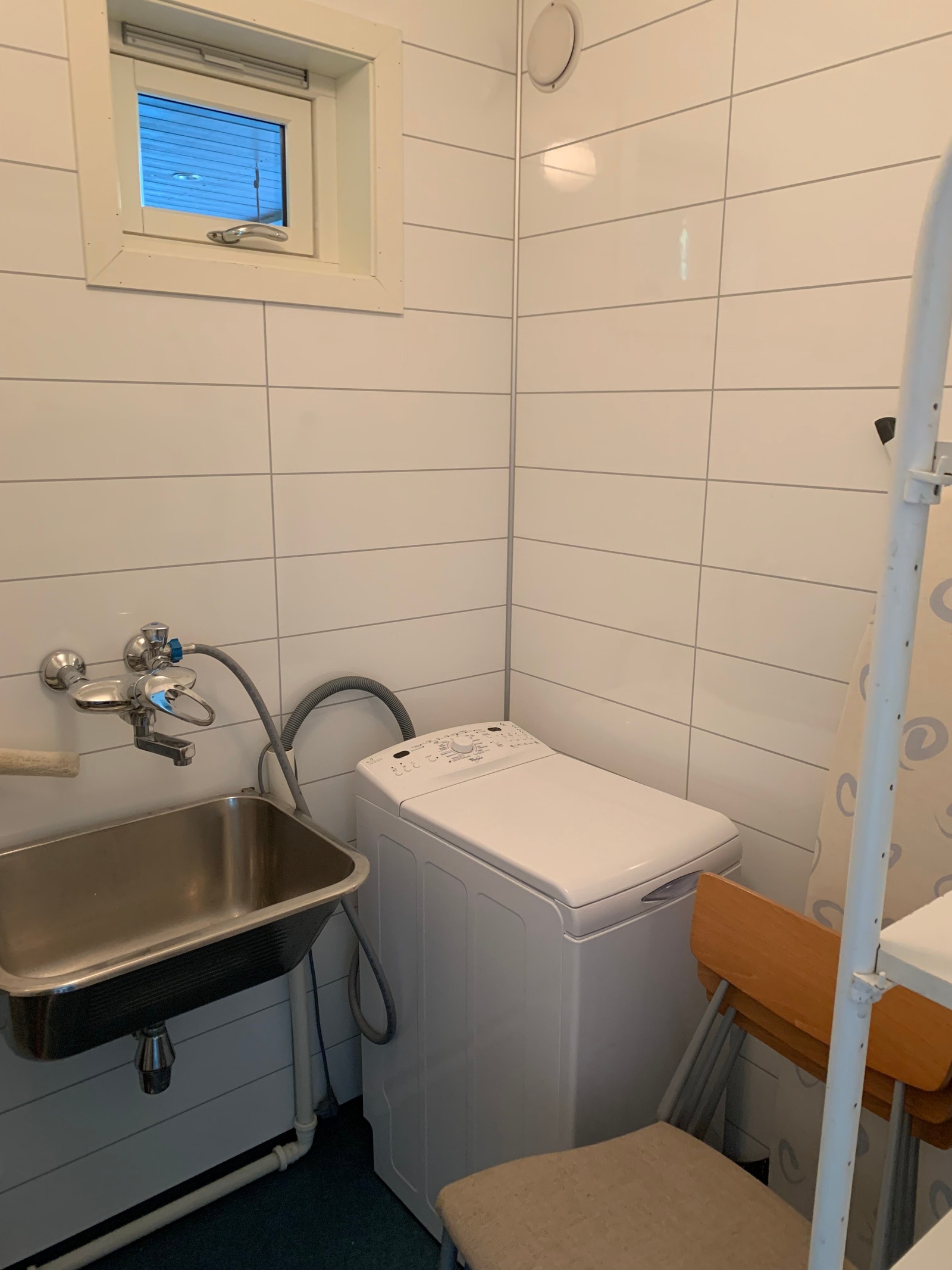 Separat vaskerom med vaskemaskin Galleribilde