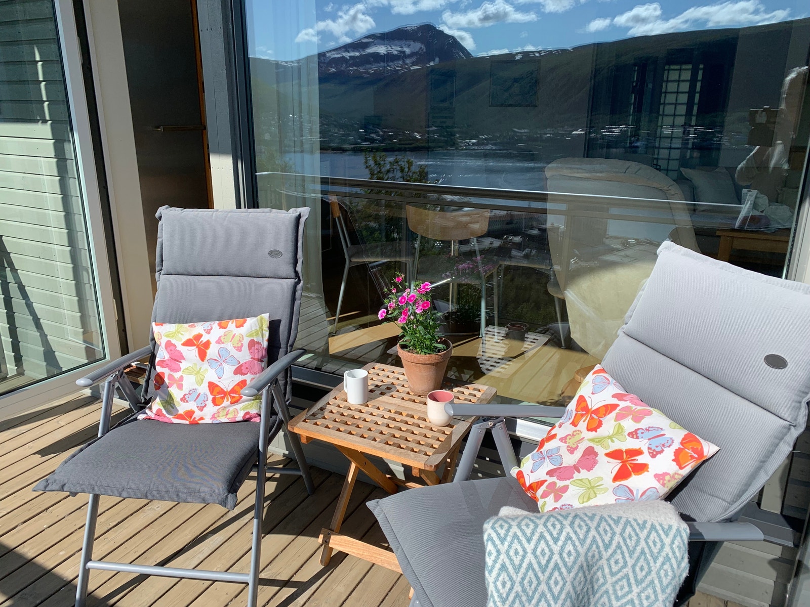 Veranda med utemøbler Galleribilde