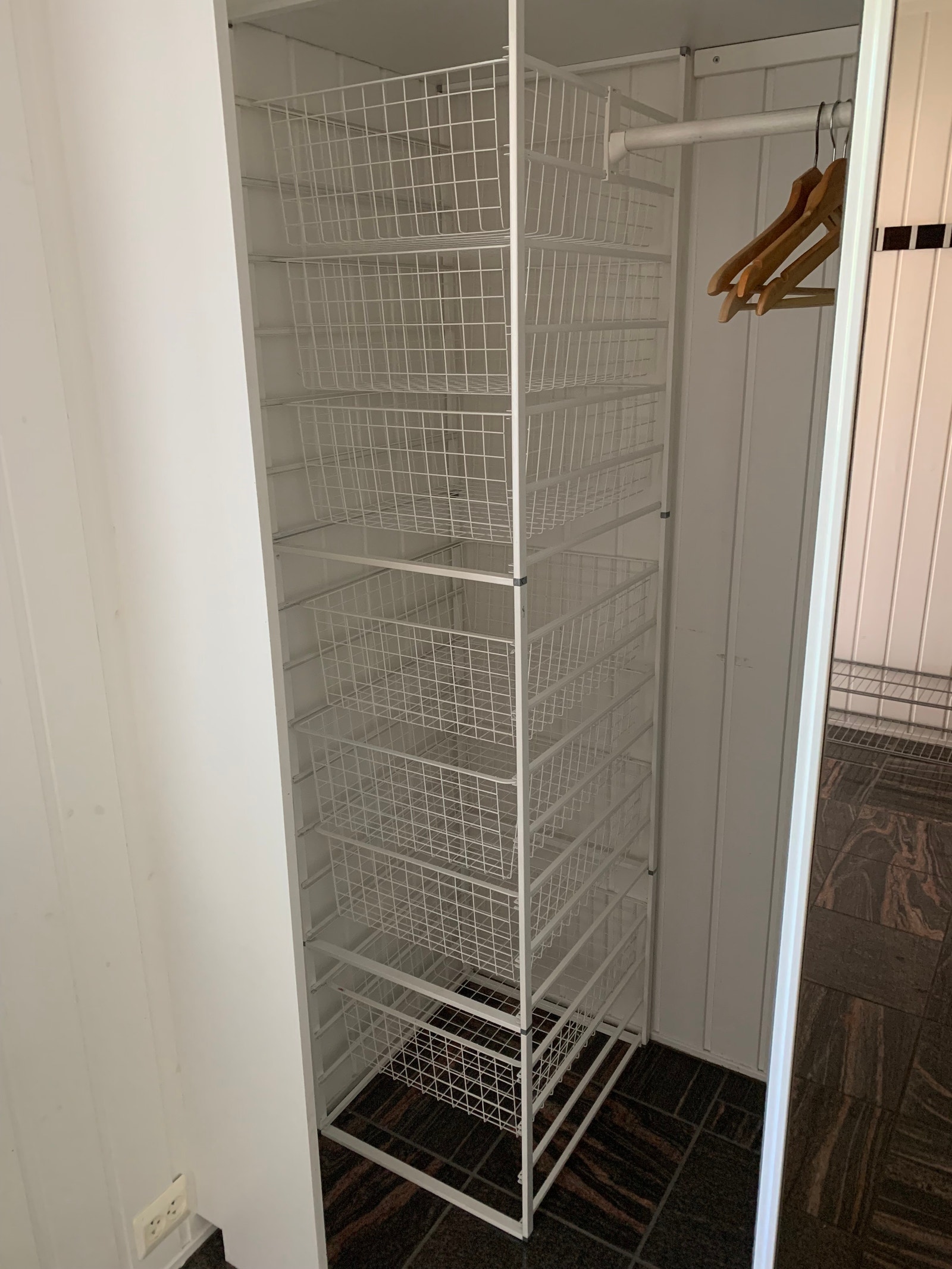 Garderobeskap i gang med god lagringsplass Galleribilde