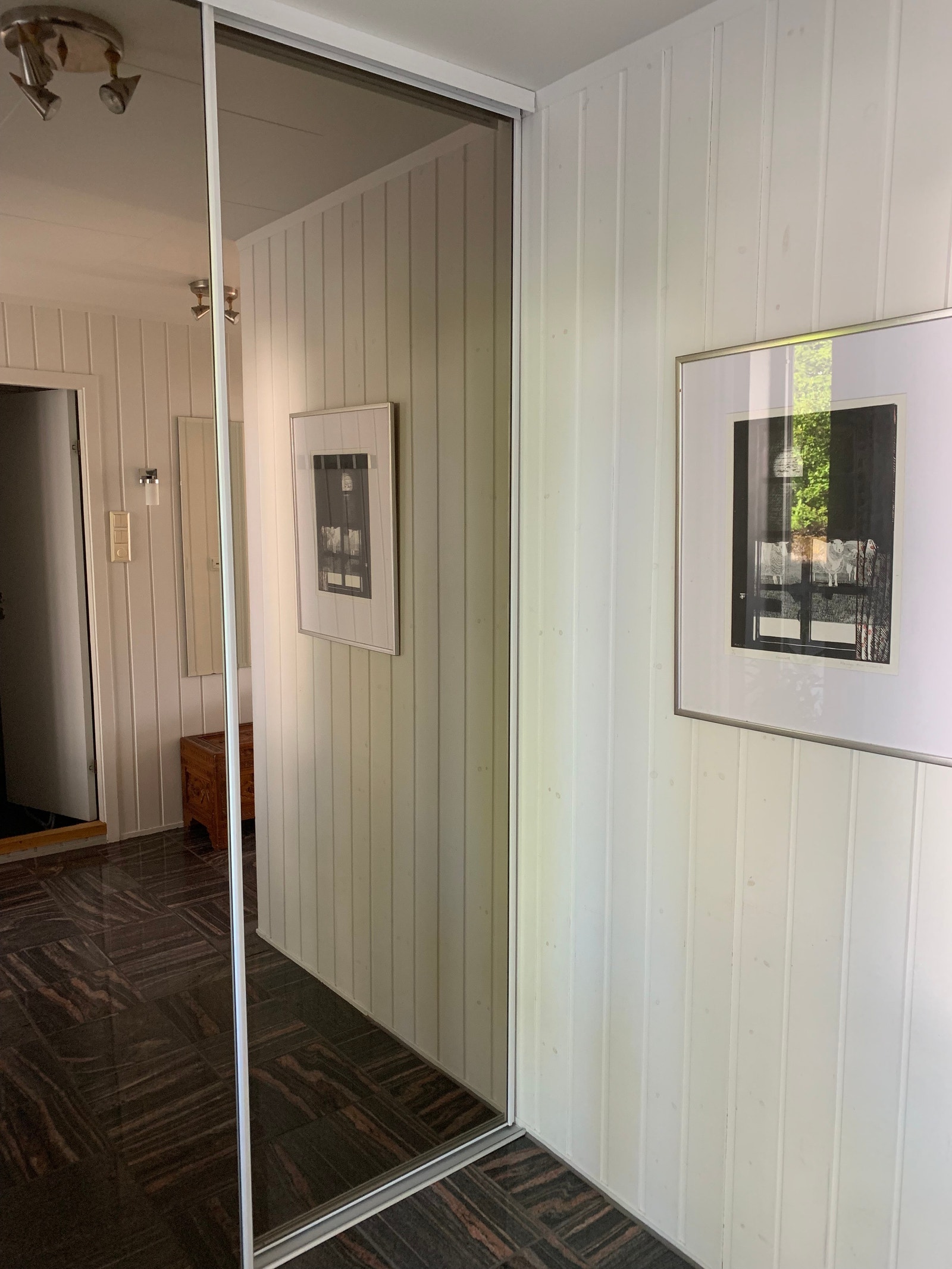 Speilskap i gang som skjuler skjuler en ny fryseboks Galleribilde