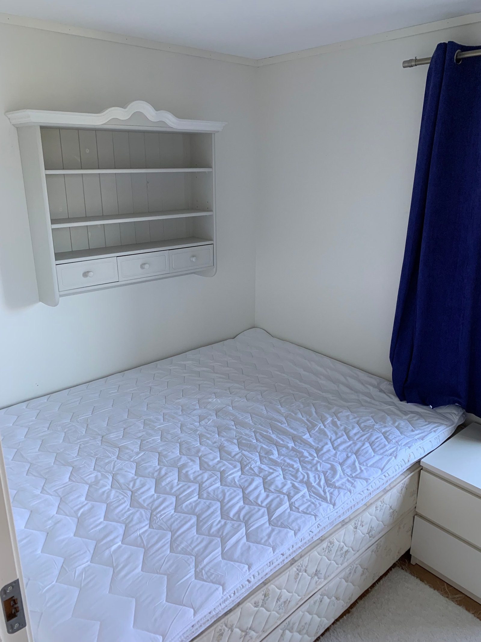 Soverom med 150 cm bred Jensen rammemadrass Galleribilde