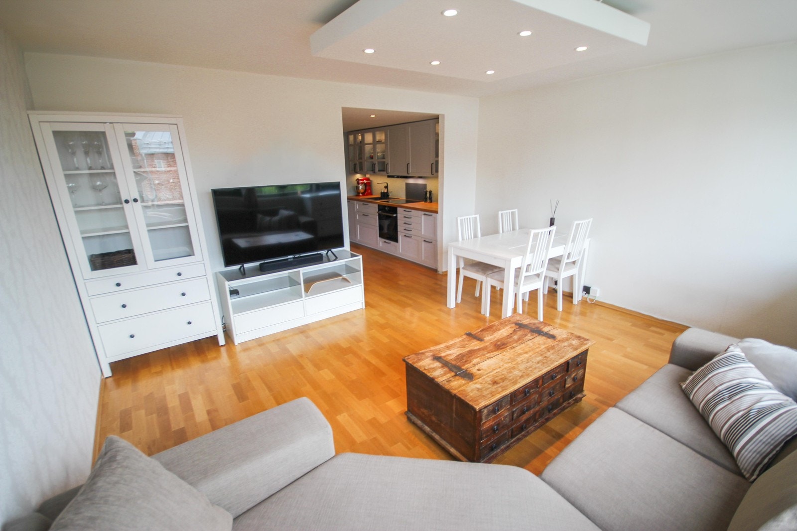 Store stue med plass til spisebord. Downlights montert i 2015. Galleribilde