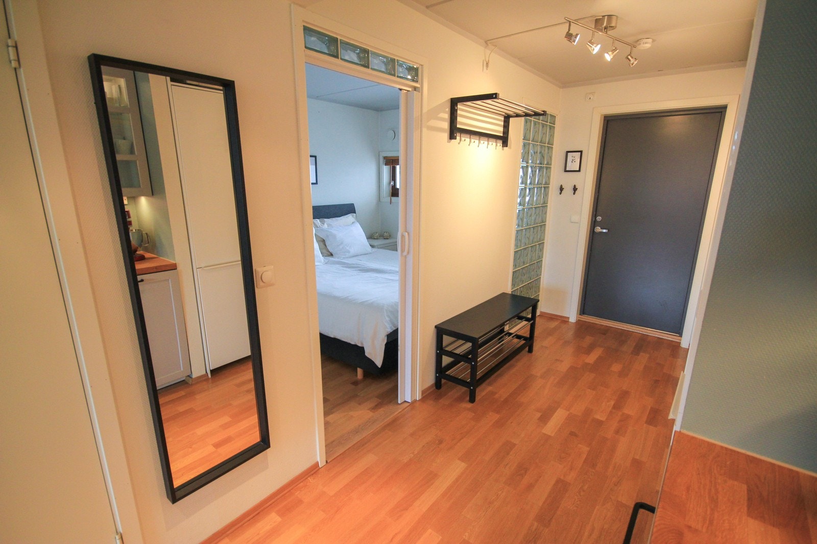 Skyvedør inn til soverommet åpner leilighetens entre. Galleribilde