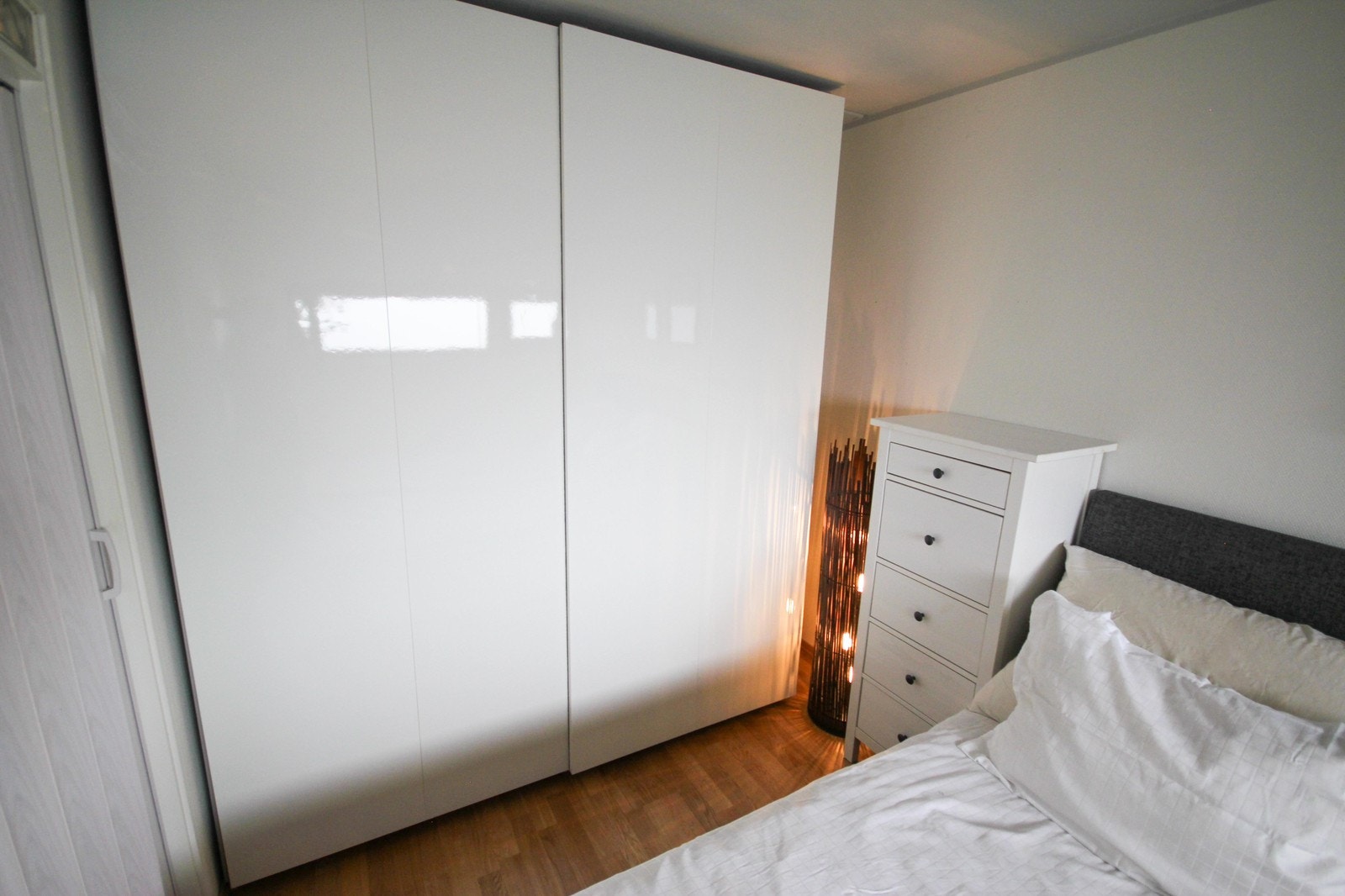 Stor garderobe for klesoppbevaring. Galleribilde