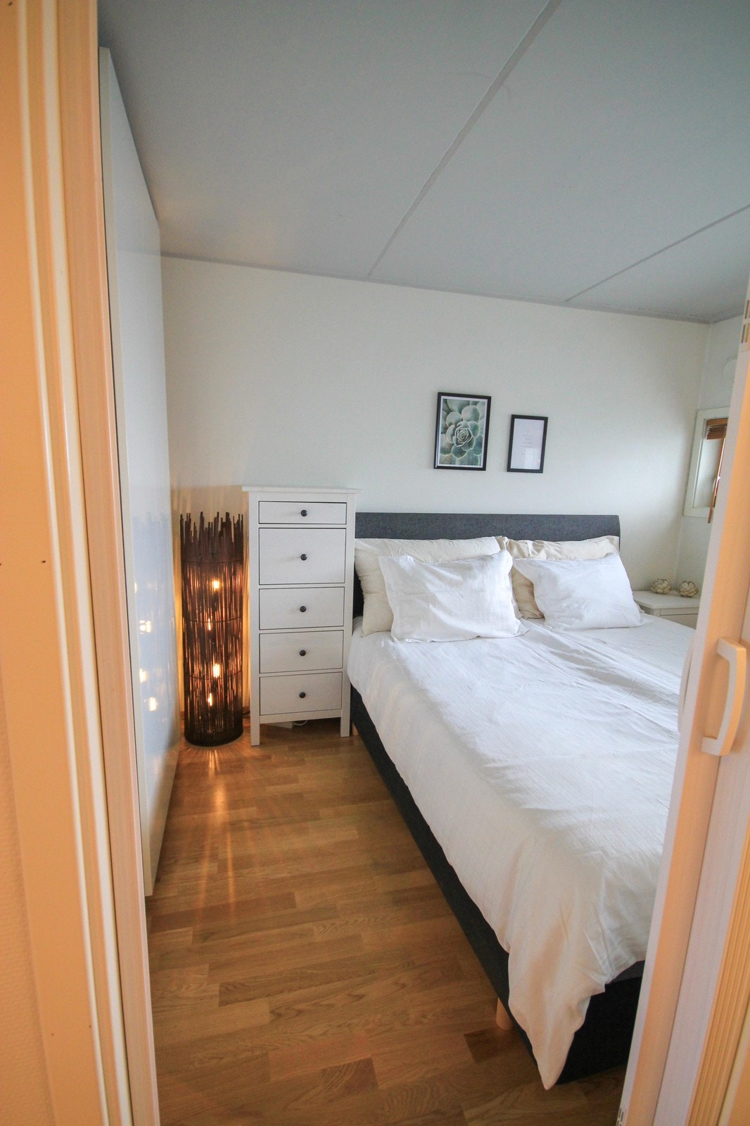 Romslig soverom, her med 180-seng. Galleribilde