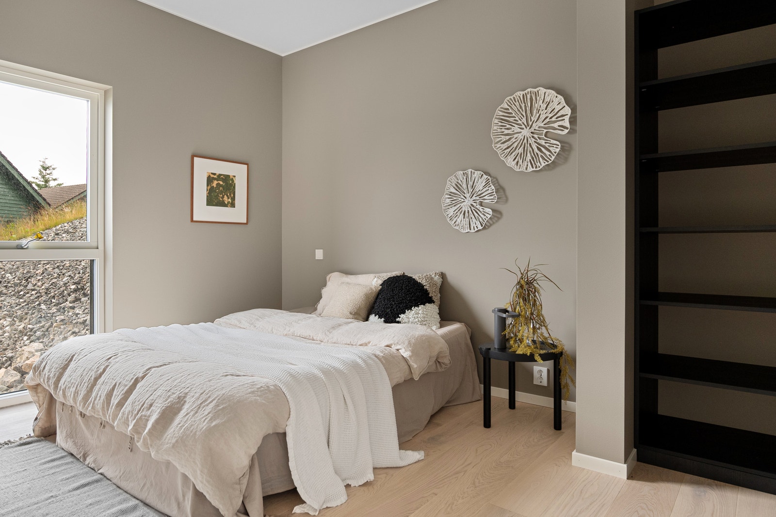 Stort soverom med egen "walk in" garderobe Galleribilde