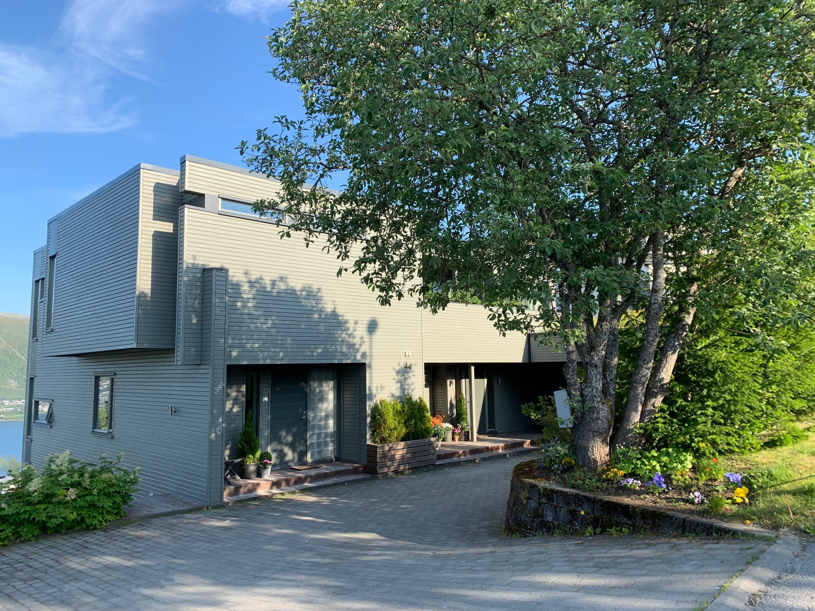 Huset sett fra veien. Leiligheten har inngangen til venstre Galleribilde