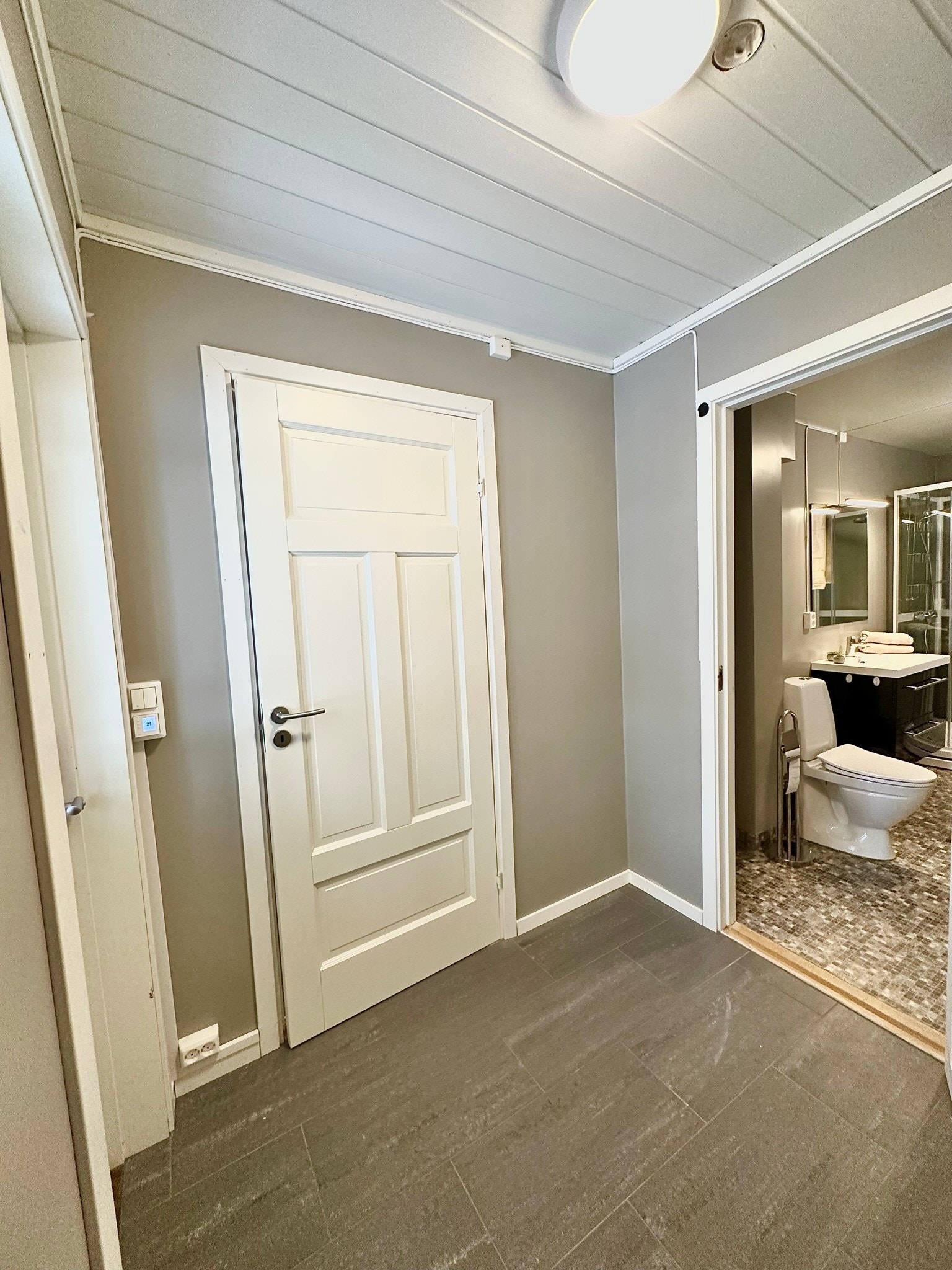 Entré med inngang hall og bad 1.etg Galleribilde