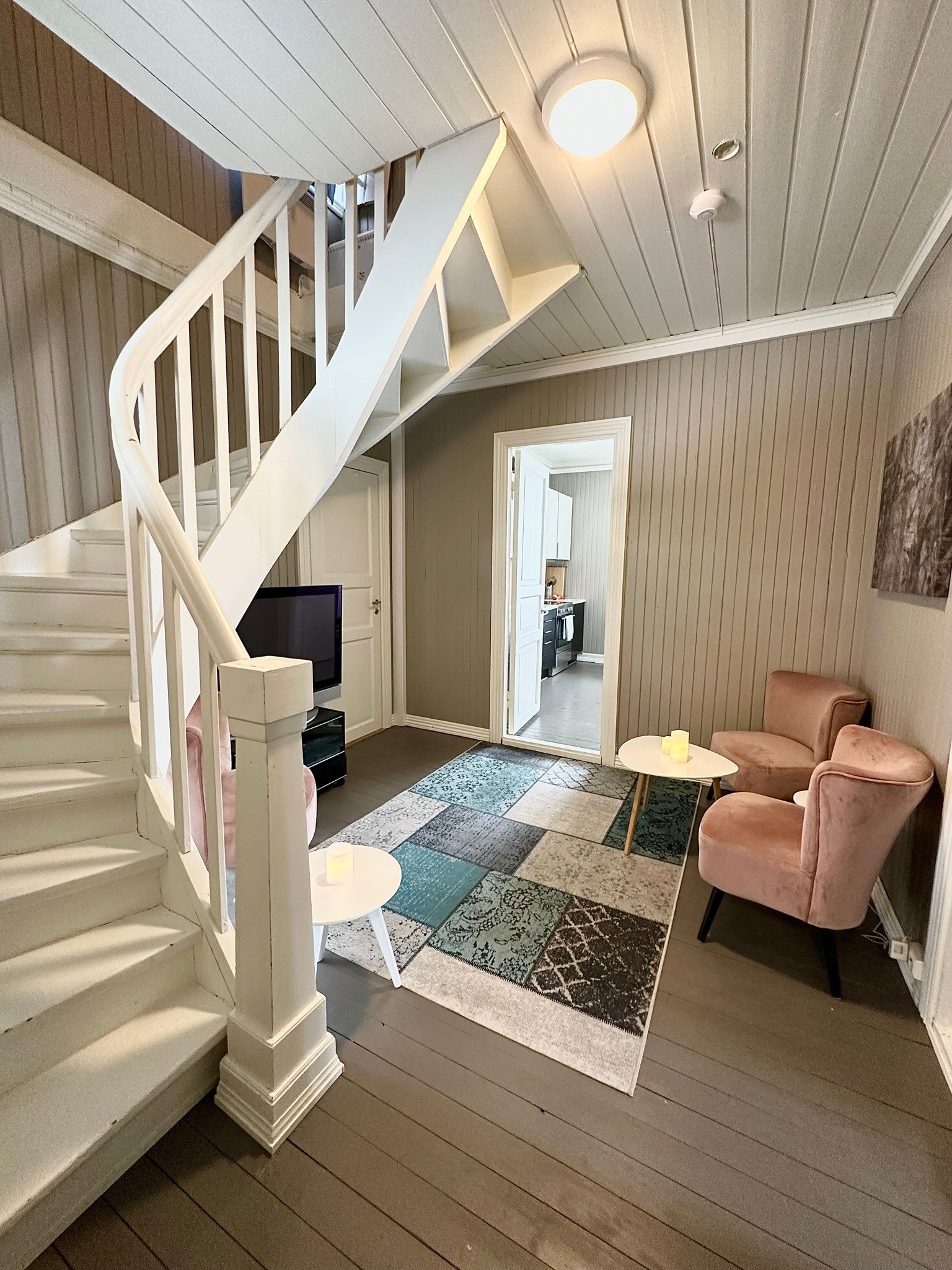 Hall med trapp til 2.etg og inngang kjøkken Galleribilde