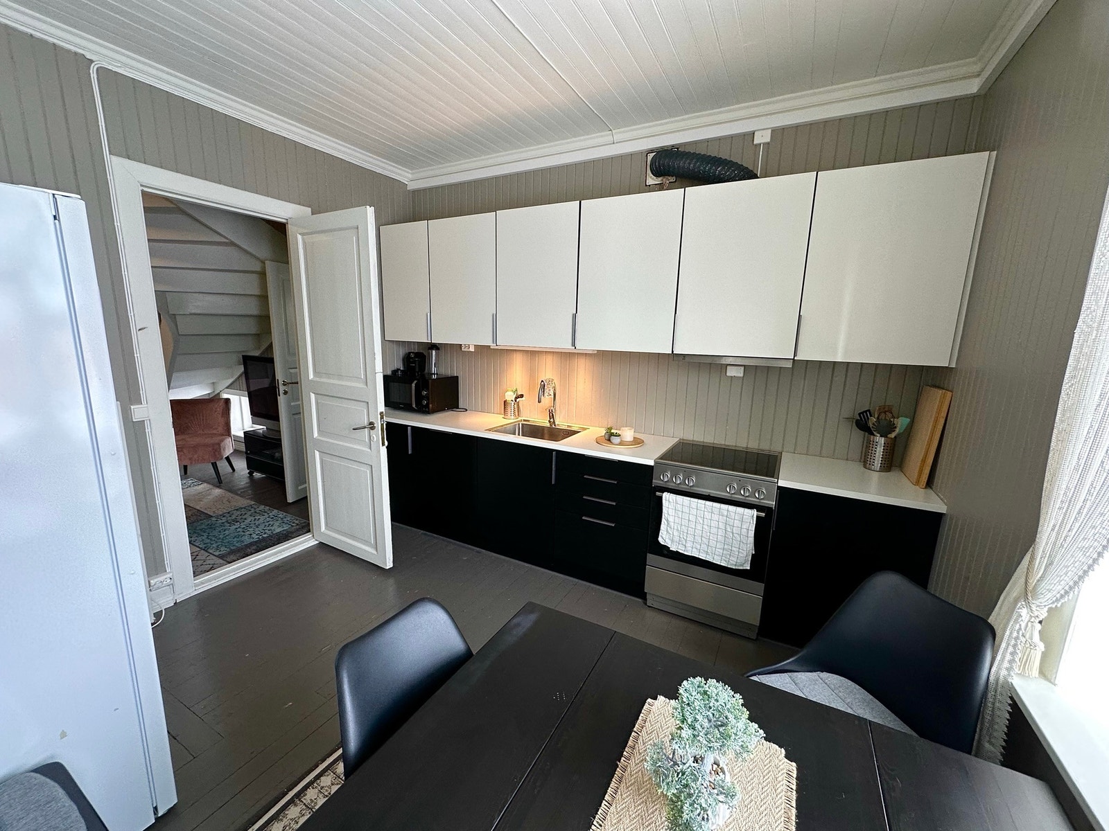 Kjøkken, utgang til hall Galleribilde